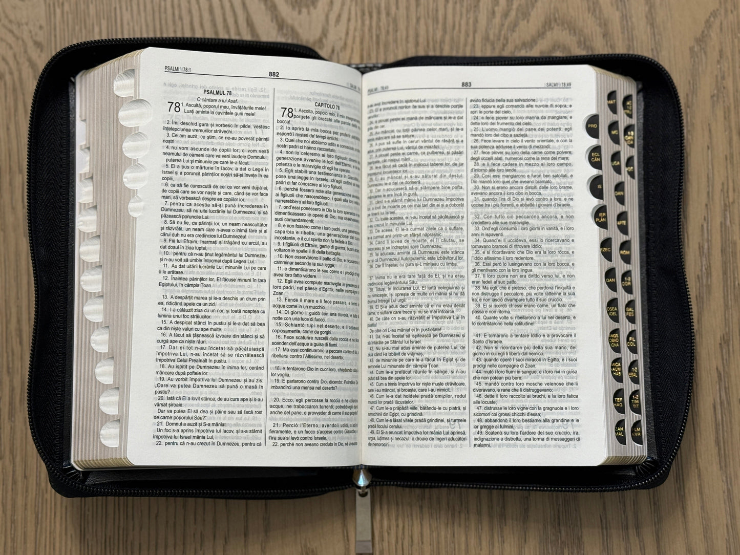 Romanian/Italian Bible with Zipper